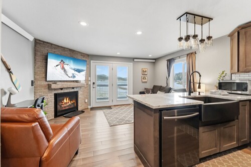 Lakefront Modern Condo, Walk to Amphitheater, Stunning Views & Patio