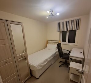 Desk, iron/ironing board, travel cot, WiFi - Vibrant Mcr Townhouse • CC Stay • Apollo• Sleeps14 (Greater Manchester)