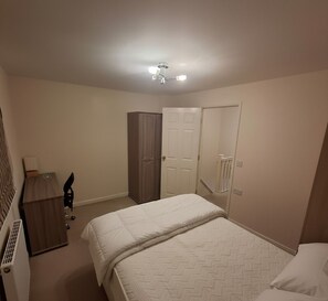 Skrivebord, strykejern/-brett, reiseseng for barn og wi-fi