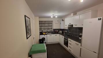 Kjøleskap, mikrobølgeovn, ovn og kokeplater