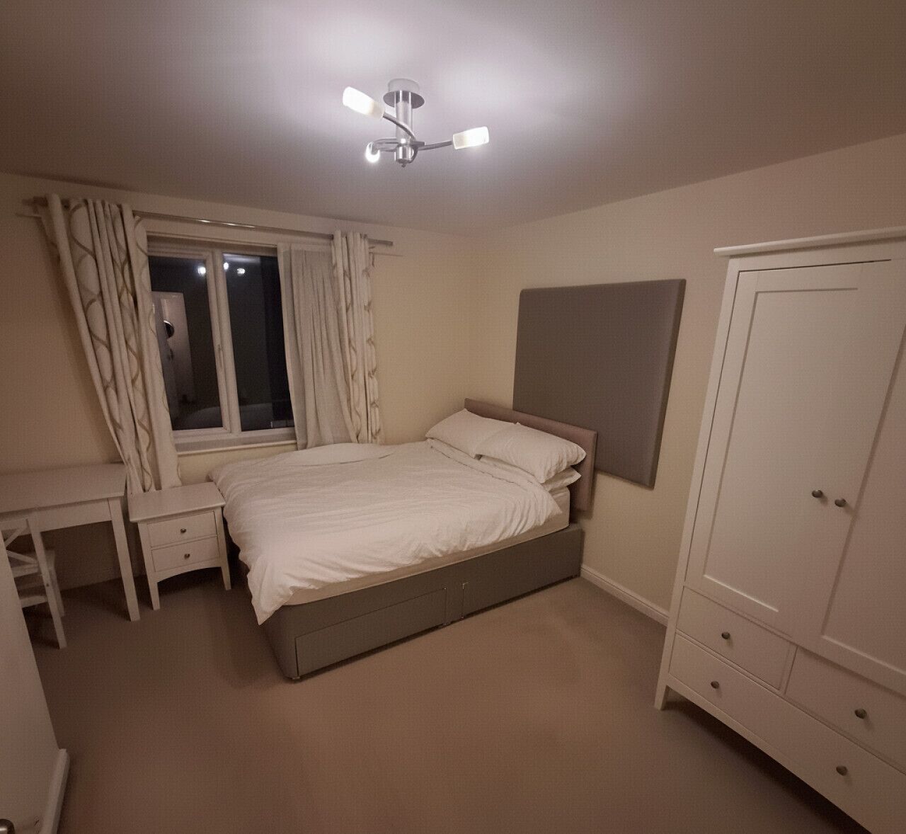 Skrivebord, strykejern/-brett, reiseseng for barn og wi-fi