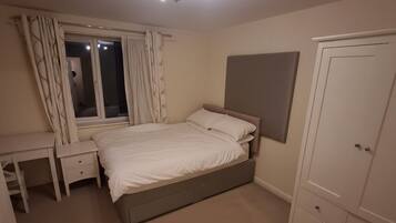 Skrivebord, strykejern/-brett, reiseseng for barn og wi-fi