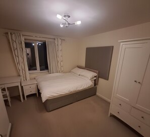 Skrivebord, strykejern/-brett, reiseseng for barn og wi-fi