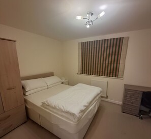 Schreibtisch, Bügeleisen/Bügelbrett, Reisekinderbett, WLAN