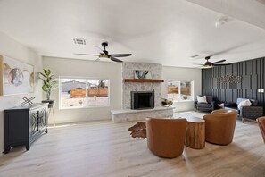 TV, fireplace - Downtown Ebony- 1.5 Miles from Whiskey Row (Prescott)