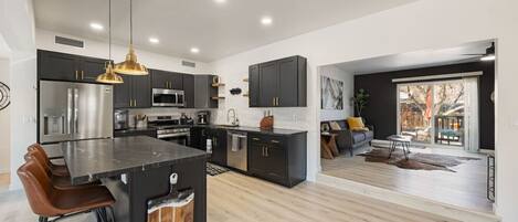 Réfrigérateur, micro-ondes, four, plaque de cuisson