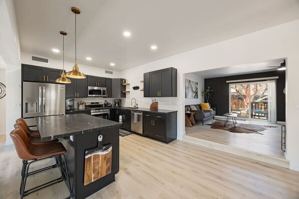 Fridge, microwave, oven, stovetop - Downtown Ebony- 1.5 Miles from Whiskey Row (Prescott)