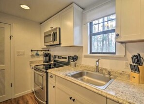 Fridge, microwave, oven, stovetop - Pine Cone Cottage: Woodland Escape (Prescott)