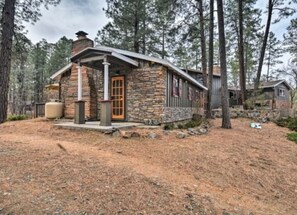 Exterior - Pine Cone Cottage: Woodland Escape (Prescott)