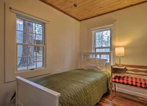 2 bedrooms, iron/ironing board, WiFi, bed sheets - Pine Cone Cottage: Woodland Escape (Prescott)