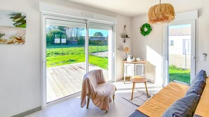 TV, fireplace - Maison au coeur de la vendée (La Jonchere)
