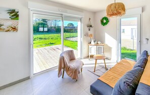 TV, fireplace - Maison au coeur de la vendée (La Jonchere)