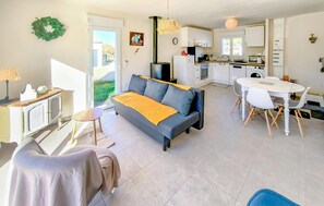 TV, fireplace - Maison au coeur de la vendée (La Jonchere)