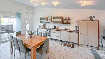 Coffee/tea maker, fridge, microwave, oven
