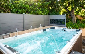 Outdoor spa tub - 4 bedroom gorgeous home in Saint Raphael (Saint Raphael)
