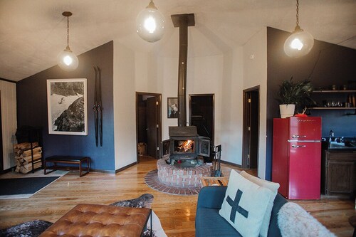 Cozy 2-bedroom modern/minimalist cabin in Snowshoe with wood burning stove