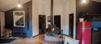 Cozy 2-bedroom modern/minimalist cabin in Snowshoe with wood burning stove