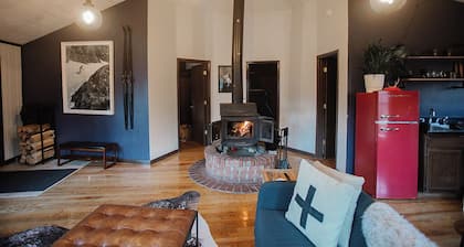 Cozy 2-bedroom modern/minimalist cabin in Snowshoe with wood burning stove