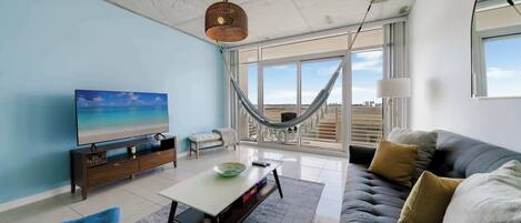 Una televisión, una oficina