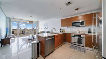 Refrigerador, microondas, horno, placa de cocina