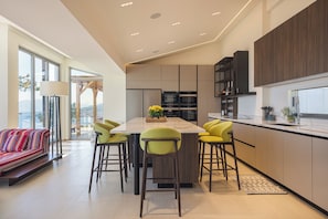 Jääkaappi, mikroaaltouuni, uuni, liesi