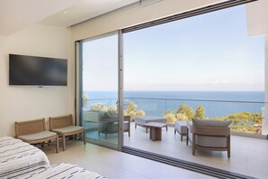 6 makuuhuonetta, tallelokero huoneessa, silitysrauta/-lauta