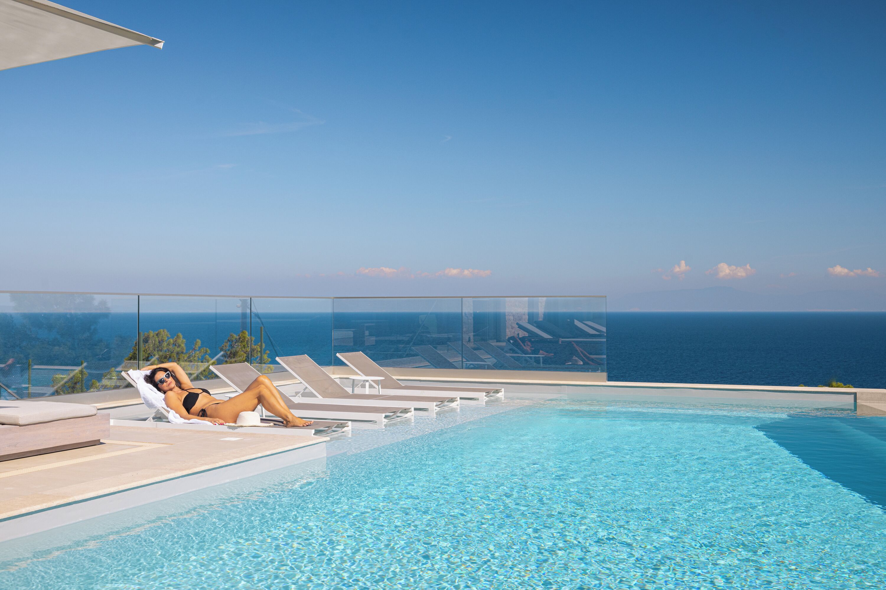 Una piscina al aire libre, una piscina climatizada