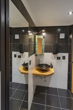 SĂšche-cheveux, bidet, serviettes fournies, savon