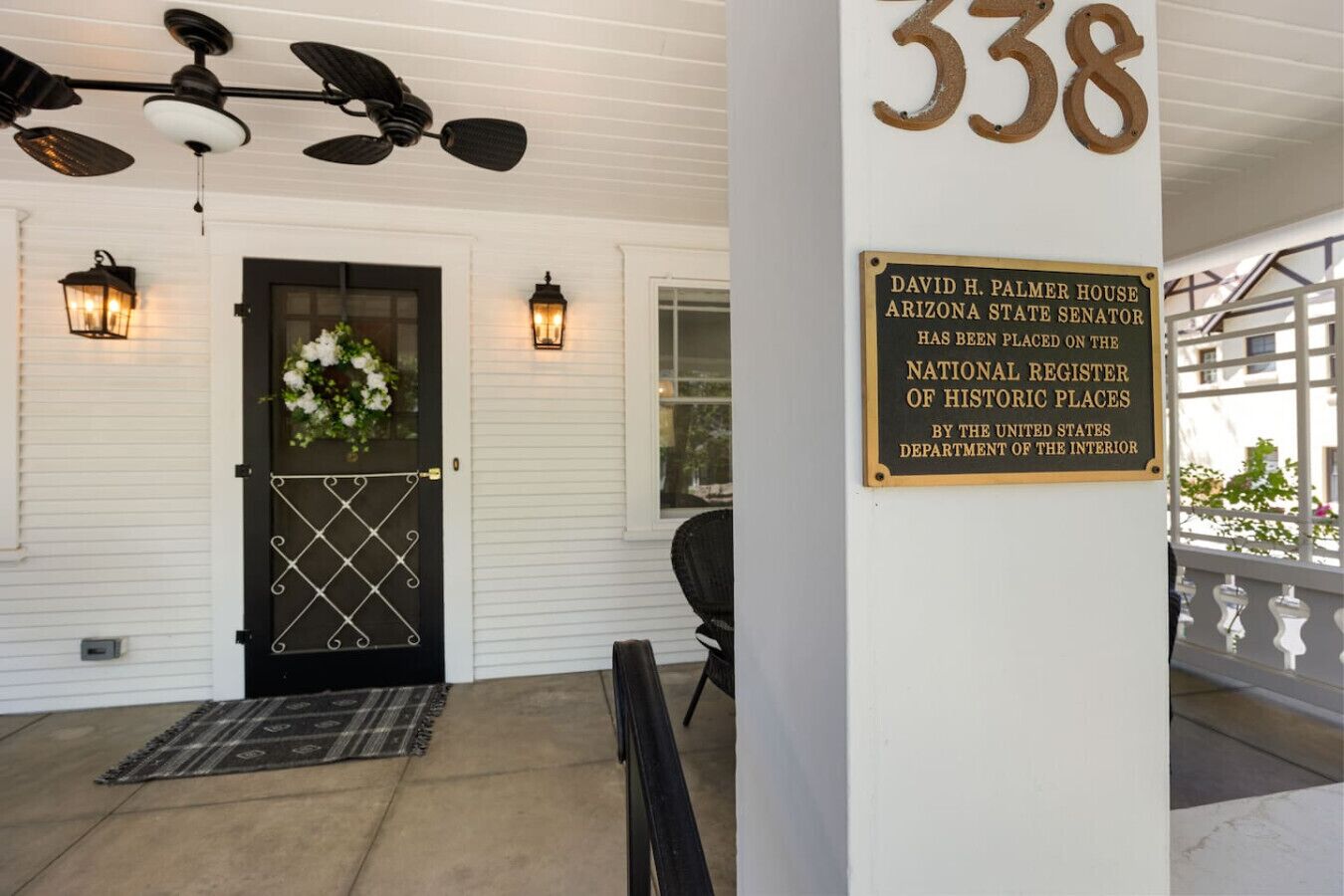 Huisnummer 338 met een plaquette waarop staat dat het het David H. Palmer House is, staatsvoorzitter van Arizona, opgenomen in het Nationaal Register voor Historische Plaatsen.