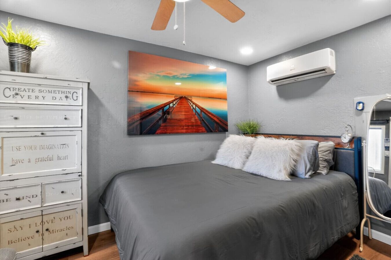 書桌、熨斗/熨衫板、Wi-Fi、床單