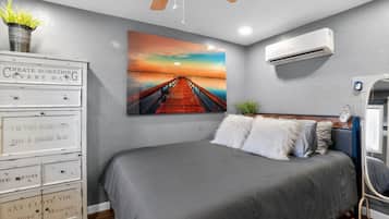 Desk, iron/ironing board, WiFi, bed sheets