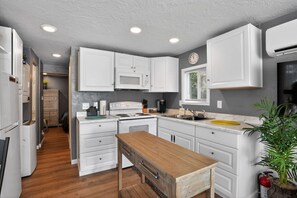 Kylskåp, mikrovågsugn, ugn och spishäll