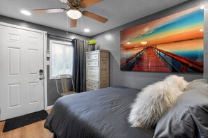 مكتب ومكواة/لوح كي وواي فاي وملاءات أسرّة