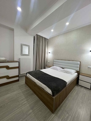 Tabla de planchar con plancha, wifi gratis y ropa de cama 
