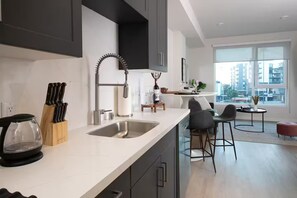 Private kitchen - 5-Star West Hollywood Living - Modern & Central (West Hollywood)