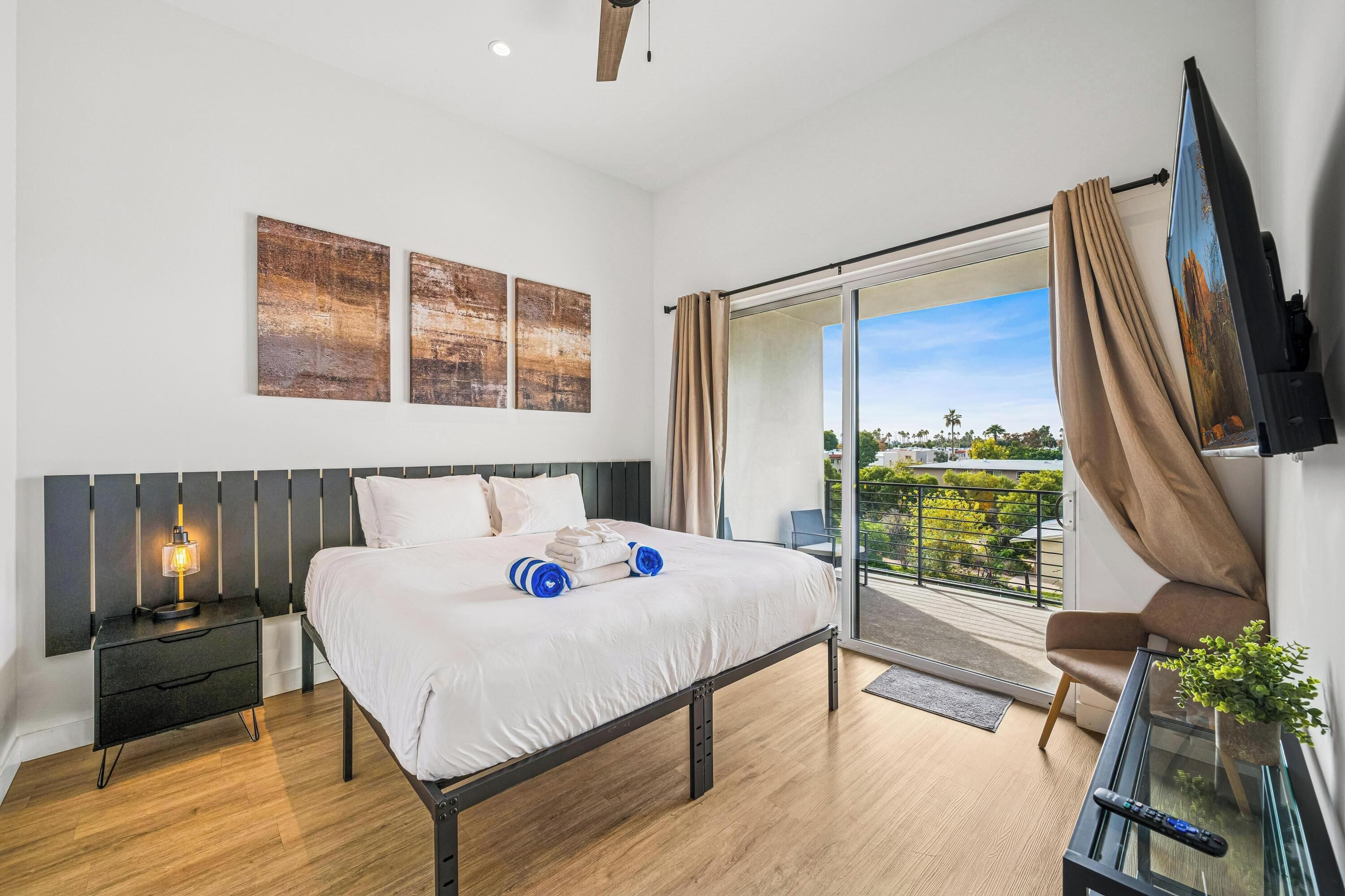 Appartement Classique | Espace de travail pour ordinateur portable, fer et planche à repasser