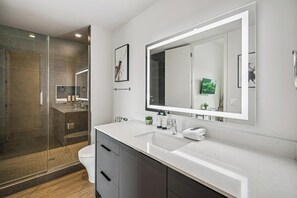 Bañera con ducha, secador de pelo, toallas, jabón
