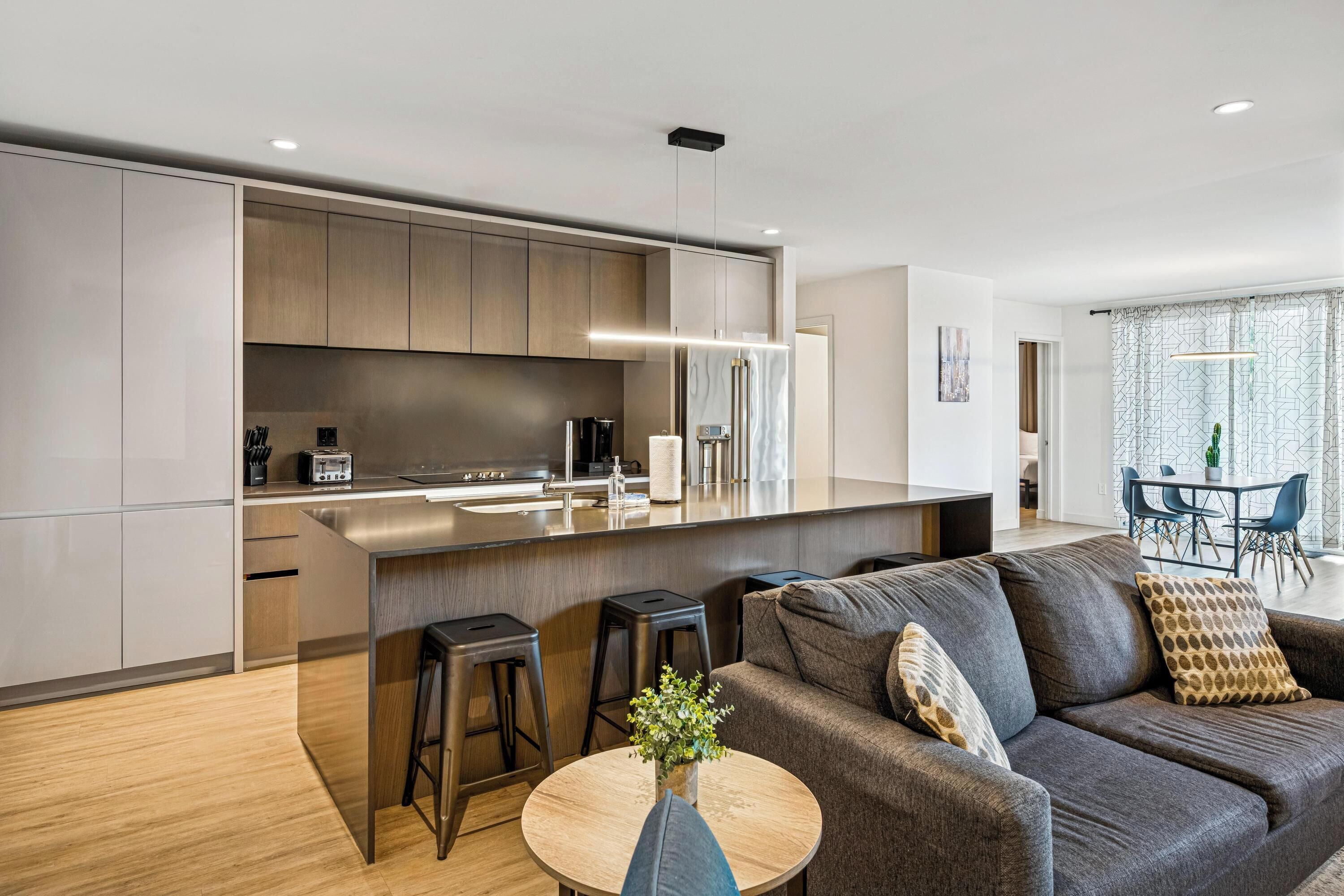 1 King, 2 Queen Suite | Living area