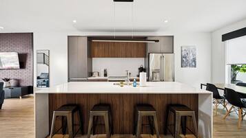 Appartamento Basic | Cucina privata | Frigorifero con congelatore, microonde, forno, piano cottura