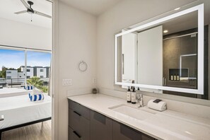 Appartement Confort | Salle de bain | Ensemble douche/baignoire, sèche-cheveux, serviettes fournies, savon