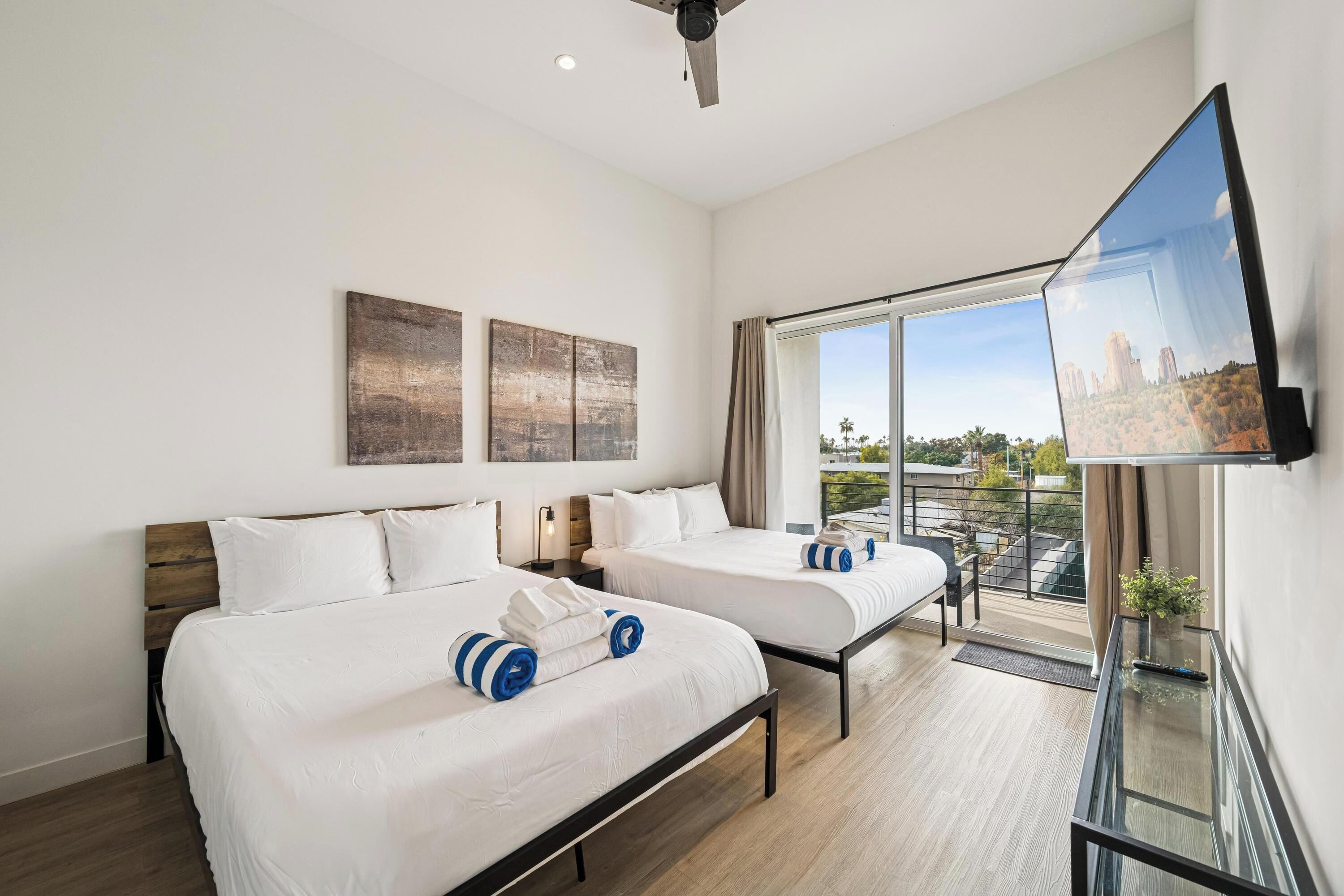 Appartement Confort | Espace de travail pour ordinateur portable, fer et planche à repasser