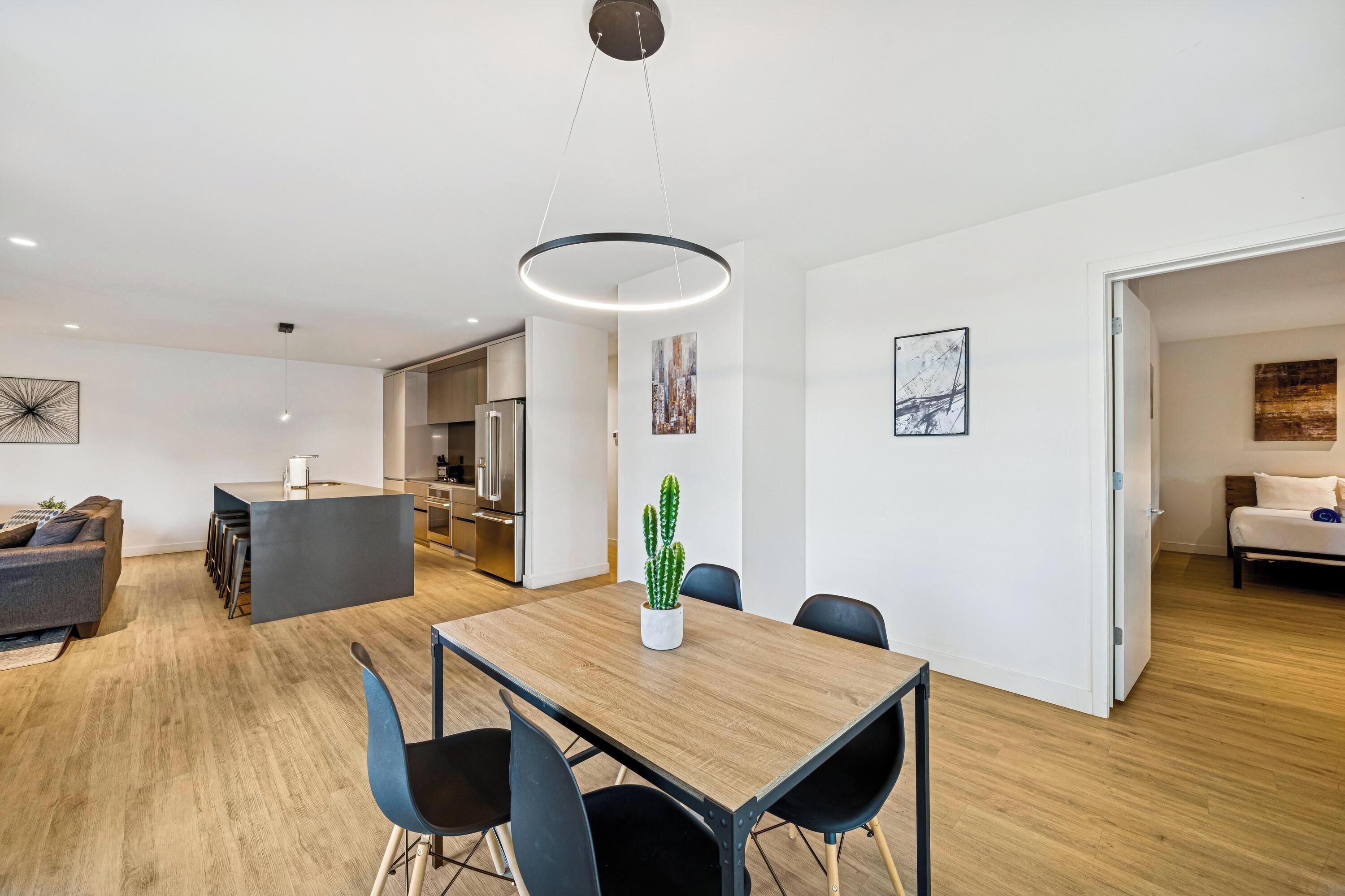Ein zeitgemäßer Wohnraum mit Essbereich, Küche und einem separaten Schlafzimmer.