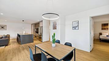 Ein zeitgemäßer Wohnraum mit Essbereich, Küche und einem separaten Schlafzimmer.