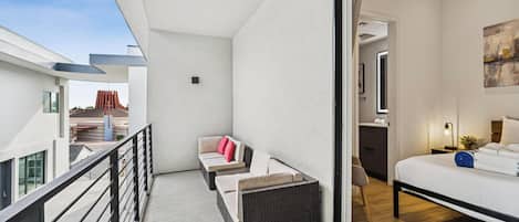 Căn hộ tiện nghi đơn giản | Hiên