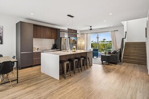 Apartamento clássico | Cozinha privada | Geladeira grande, micro-ondas, fogão, cooktop