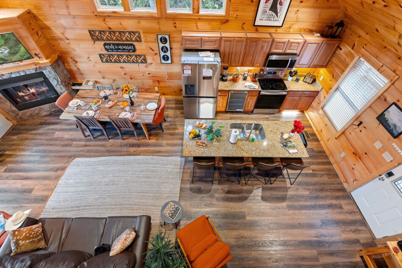 Interior acolhedor de uma cabana com sala de jantar, cozinha e sala de estar.