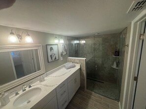 Handtücher, Seife, Toilettenpapier