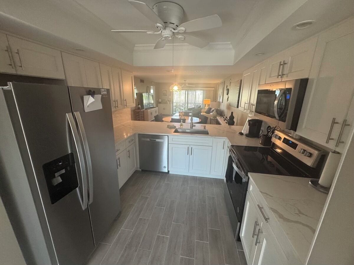 Frigorífico, microondas, horno y placa de cocina