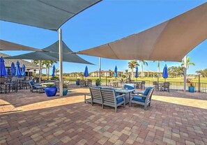 Outdoor dining - Ground Level Condo on Golf Course Minutes to the Beach (Fort Myers)