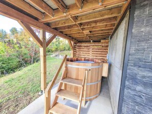 Bañera de hidromasaje al aire libre